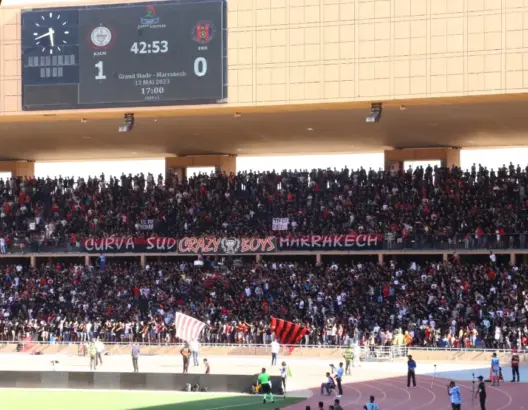 جماهير الكوكب المراكشي تزلزل مدرجات الملعب الكبير