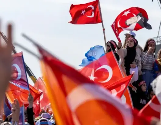 الأتراك يتوجهون لمراكز الاقتراع لاختيار رئيس وبرلمان جديدين