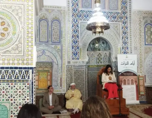 صورة سيدة بدون حجاب داخل مسجد بفاس تثير موجة انتقادات