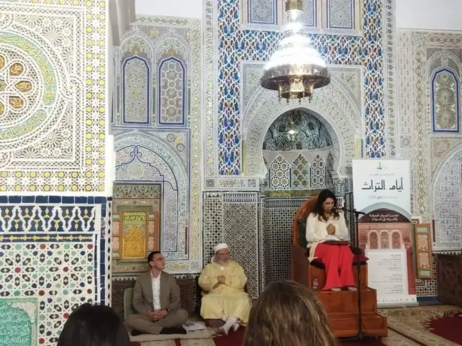 صورة سيدة بدون حجاب داخل مسجد بفاس تثير موجة انتقادات