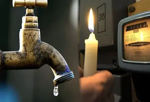 تجدد الأعطاب يحرم "الوجادة" من الماء والكهرباء.. والوكالة "تقطر" البلاغات وعرفت بعض أحياء مدينة وجدة، خلال نهاية الأسبوع المنصرم، اضطرابا في التزويد بالماء الشروب، وصل في بعض صبيب المياه إلى الانقطاع، وهو الاضطراب الذي عللته الوكالة المستقلة الجماعية لتوزيع الماء والكهرباء بوجدة- قطاع الماء-، في بلاغ تتوفر العمق على نسخة منه، ب"عطب" لحق قناة الجر التابعة للمكتب الوطني للكهرباء والماء الصالح للشرب، والتي تزود مدينة وجدة بالماء الشروب انطلاقا من مشرع حمادي، حيث تنقطع المياه عن الساكنة، لاسيما بالمناطق المرتفعة، من الساعة السابعة مساء إلى غاية اليوم الموالي. وفي الوقت الذي حددت فيه الوكالة المستقلة الجماعية لتوزيع الماء والكهرباء بوجدة، موعد انتهاء الاضطراب، عادت مجددا باعلان جديد، يخبر ساكنة وجدة، باضطراب جديد، مدته يومان، انطلاقا من يومه الاثنين 15 ماي، إلى غاية الأربعاء 17 ماي، وذلك بسبب عطب جديد لحق قناة جر المياه نفسها، في استمرار لأعطاب مماثلة قطعت الماء عن ساكنة وجدة خلال فترات متفرقة هذه السنة. في سياق متصل، نشر المكتب الوطني للكهرباء والماء الصالح للشرب -قطاع الكهرباء-، الجدول الزمني لانقطاع التيار الكهربائي، عن عدد من أحياء مدينة وجدة، من الساعة الثامنة صباحا إلى الثانية بعد الزوال، وذلك بسبب بعض اشغال الصيانة.