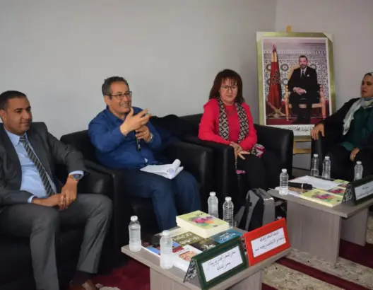 بنيس يلتقي نزلاء سجن بني ملال للحديث عن “تمغربيت”