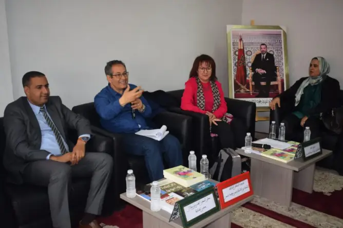 بنيس يلتقي نزلاء سجن بني ملال للحديث عن “تمغربيت”