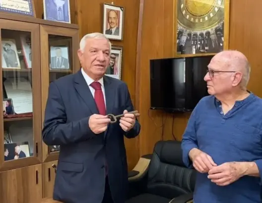 سرقه قبل 56 عاما.. جندي إسرائيلي يعيد مفتاح باب المغاربة بالأقصى إلى الفلسطينيين (فيديو)