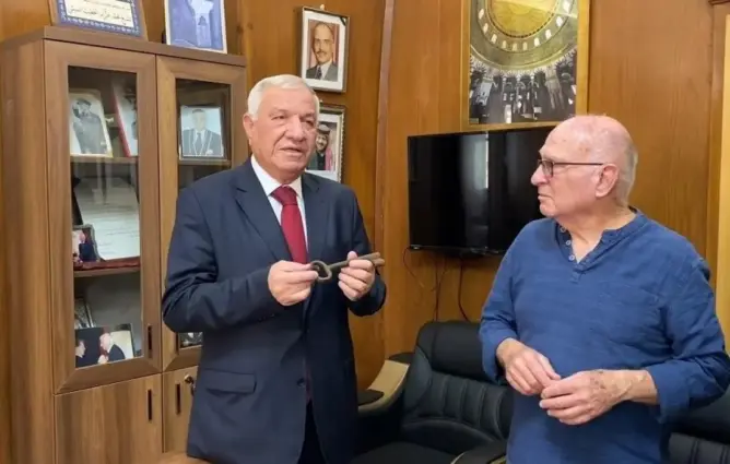 سرقه قبل 56 عاما.. جندي إسرائيلي يعيد مفتاح باب المغاربة بالأقصى إلى الفلسطينيين (فيديو)