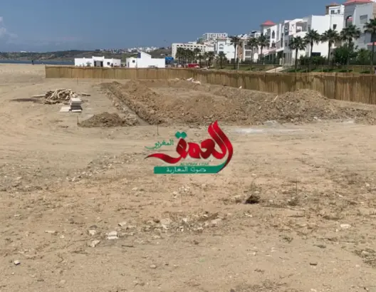 أشغال بناء “غريبة” وسط الملك البحري بشاطئ الغندوري بطنجة تثير الجدل.. ومصدر يوضح