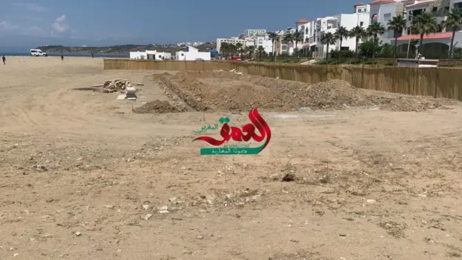 أشغال بناء “غريبة” وسط الملك البحري بشاطئ الغندوري بطنجة تثير الجدل.. ومصدر يوضح