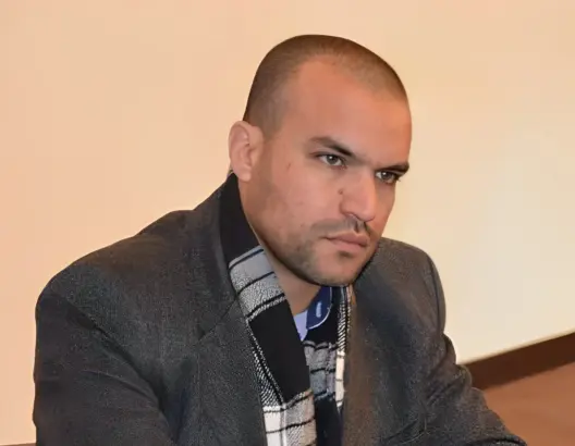 ما أشبه مهزلة اليوم بمأساة الأمس: من محنة خلق القرآن إلى تهمة الصلاة بالقبض