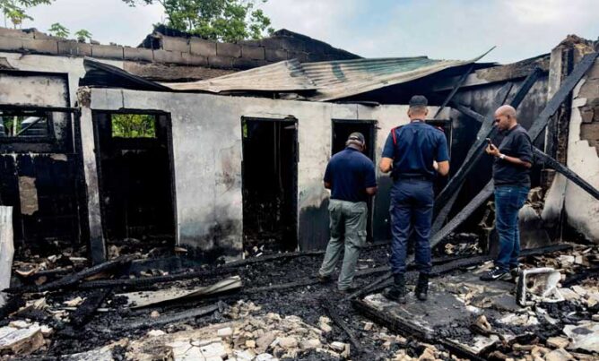 لقي 19 شخصاً على الأقل مصرعهم في حريق نشب بمهاجع مدرسة للإناث في مدينة المهدية بوسط غوايانا، فيما وصف رئيس البلاد الحادث بأنه ”كارثة كبرى”، بينما قالت الشرطة إنّه قد يكون متعمّداً.