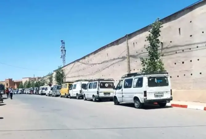 هل يفلح مجلس دمنات في تحرير رصيف “ساحة المليار”؟