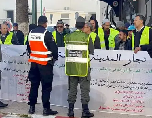 الباعة الجائلين بمكناس يدفعون التجار والمهنيين إلى الإحتجاج