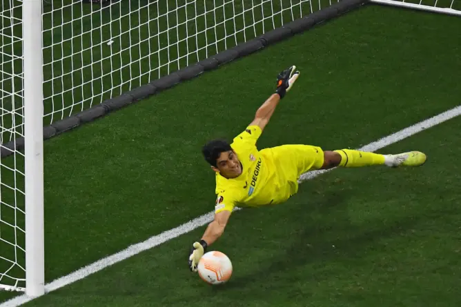 بعد إصابة كورتوا الخطيرة.. هل يتعاقد ريال مدريد مع ياسين بونو؟