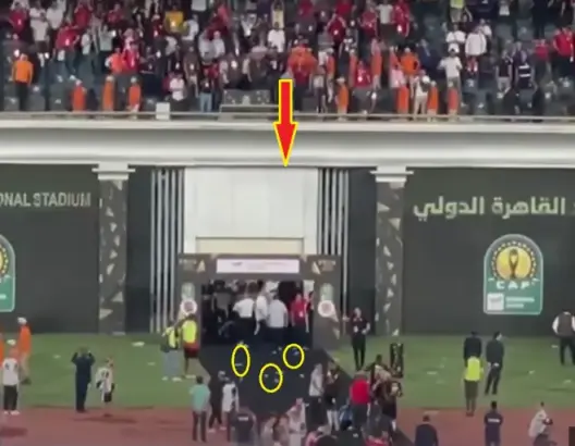 رمي الزجاجات واستهداف الحكم واللاعبين.. جماهير الأهلي تفسد ذهاب نهائي الأبطال
