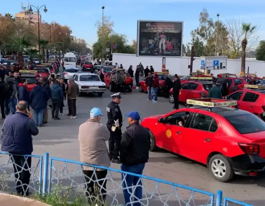 هيئة حقوقية تطالب بتقنين “نقل التطبيقات” وتدين تصرفات سائقي الطاكسيات