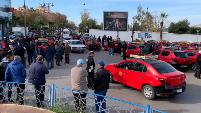 هيئة حقوقية تطالب بتقنين “نقل التطبيقات” وتدين تصرفات سائقي الطاكسيات