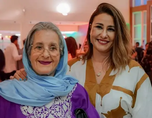بعد انتقاد ظهورها بـ”الدراعة”.. الخمليشي لـ”العمق”: أفتخر باللباس الصحراوي