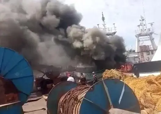النيران تلتهم سفينة في ملكية مسؤول بالصيد البحري بميناء أكادير