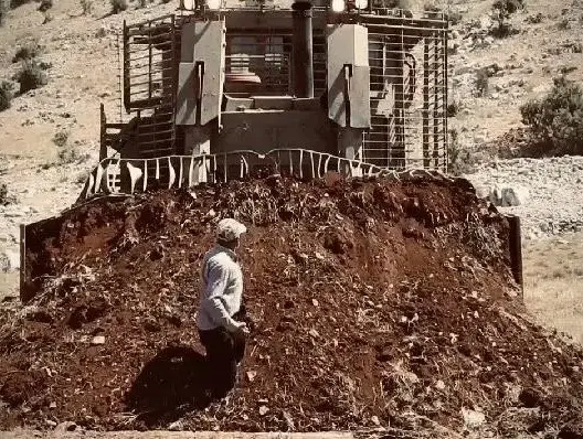 جرافة إسرائيلية تدفن مواطنا لبنانيًا في بلدة حدودية (فيديو)