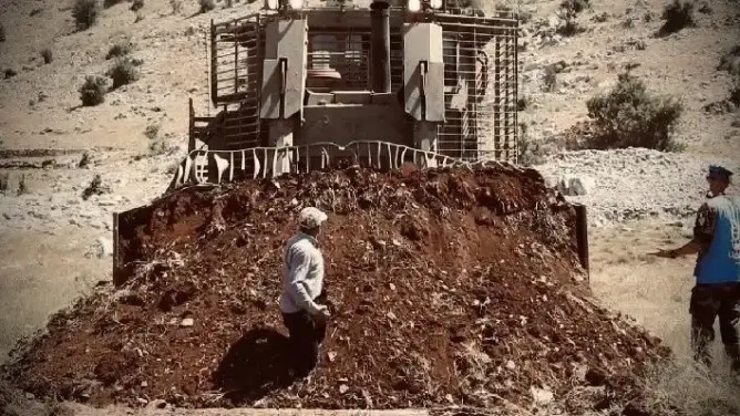 جرافة إسرائيلية تدفن مواطنا لبنانيًا في بلدة حدودية (فيديو)
