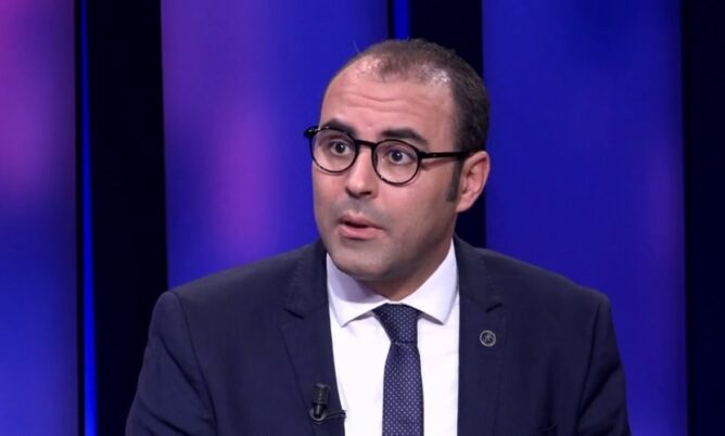 بدر الزاهر الأزرق أستاذ باحث في قانون الأعمال بجامعة الحسن الثاني