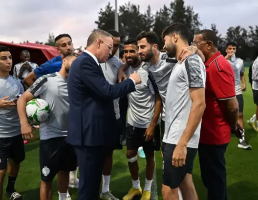لقجع والركراكي يدعمان الوداد قبل مواجهة الأهلي المصري في نهائي عصبة الأبطال