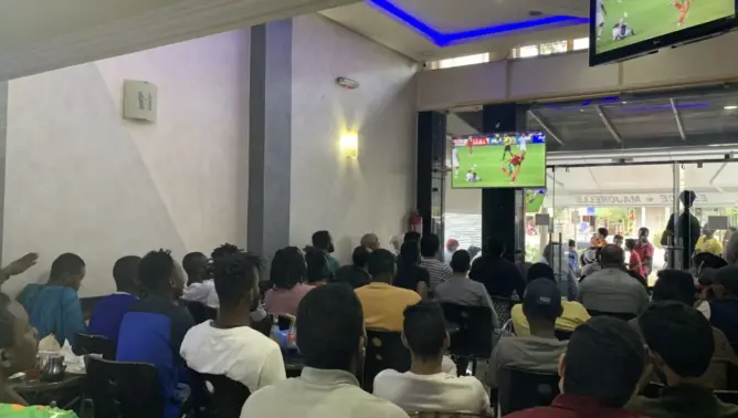 غرامات على أرباب المقاهي بسبب بث الأغاني.. والمهنيون يرفضون