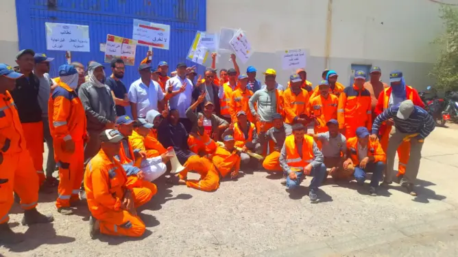 وقفة احتجاجية للمطالبة بفتح الحوار وصرف منحة عيد الأضحى لعمال النظافة بورزازات