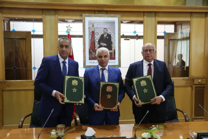 التوقيع على اتفاقية لتسهيل استفادة المواطنين من الخدمات الصحية بالبطاقة الوطنية