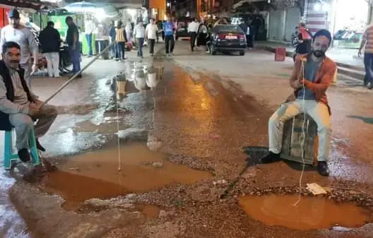 نشطاء يصطادون بـ”الصنارة” بشوارع خنيفرة للسخرية من انتشار الحفر  