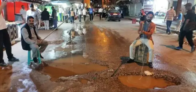 نشطاء يصطادون بـ”الصنارة” بشوارع خنيفرة للسخرية من انتشار الحفر  