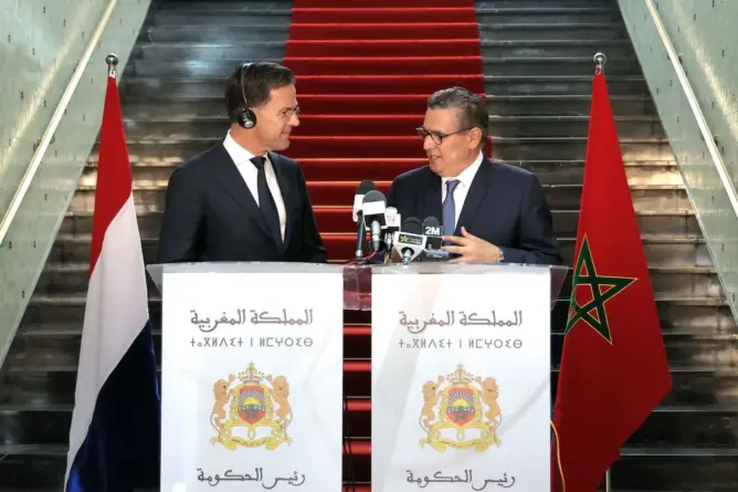 أخنوش يتباحث مع نظيره الهولندي تعزيز التعاون والاستثمار في الهيدروجين الأخضر