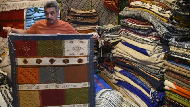 سائحة تقتني 8 زرابي بـ45 مليون سنتيم بفاس ومهنيون يستنكرون النصب (فيديو)