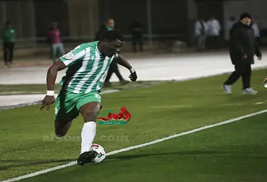 بات مهاجم المولودية الوجدية لكرة القدم، السنغالي بول فاليري باسيني، قريبا من