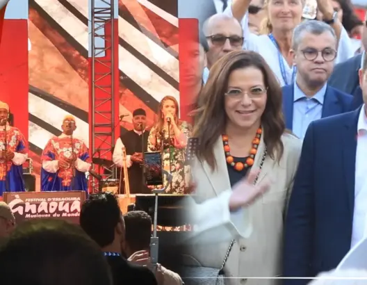 بموكب تقليدي وحفل يحمل ألوان “التمازج”.. انطلاق مهرجان “كناوة” بالصويرة (فيديو)
