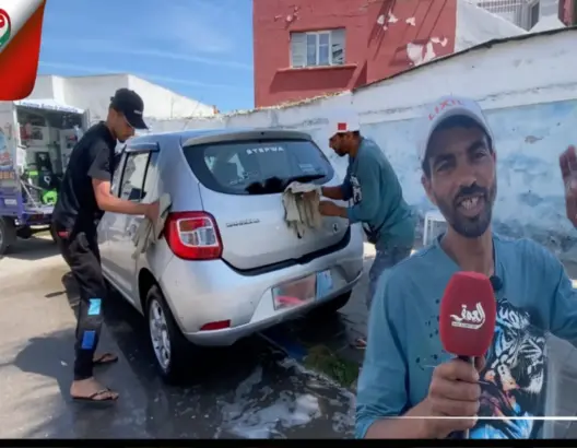 منير .. شباب بأزمور يحارب البطالة بتقريب خدمة غسل السيارات