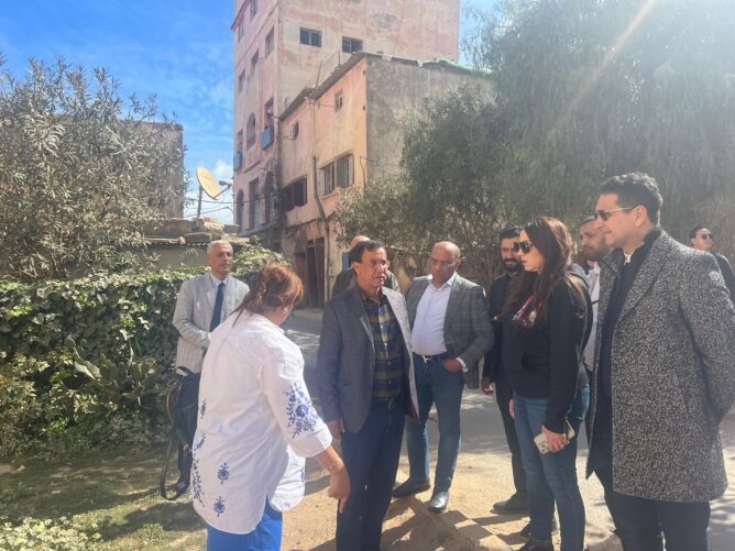 زيارة رئيسة جماعة الدار البيضاء ونائبها لساكنة الزنقة 18 بسيدي الخدير