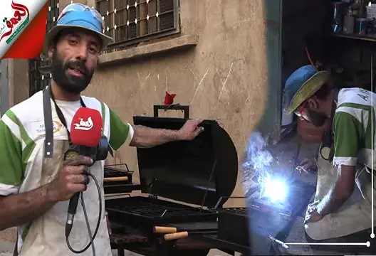 خالد.. حدَّاد من وجدة يصنع بأدوات بسيطة شوايات معدنية مبتكرة لعيد الأضحى ويطمح لتطوير حرفته