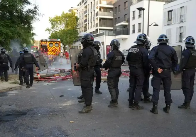 إصابات واعتقالات.. الغضب يتصاعد في فرنسا بعد قتل الفتى “نائل” ومبابي: أشعر بالسوء تجاه فرنسا