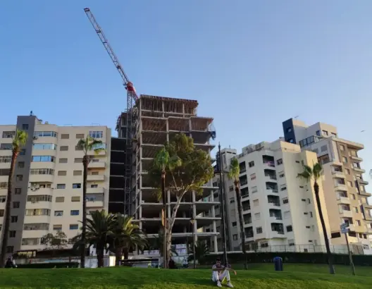 هل تم توقيف أشغال بناء عمارة في ملكية برلماني بطنجة بسبب خروقات في التعمير؟