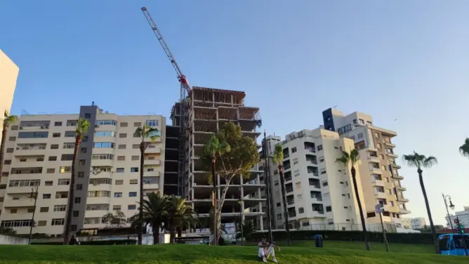 هل تم توقيف أشغال بناء عمارة في ملكية برلماني بطنجة بسبب خروقات في التعمير؟