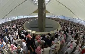 “المتعجلون” من حجاج بيت الله الحرام يبدؤون برمي الجمرات ويتوجهون للحرم المكي لطواف الوداع