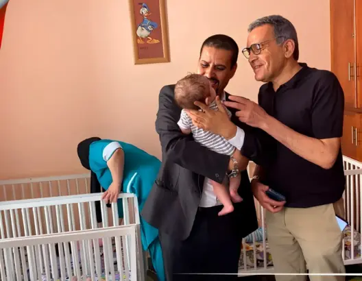 من دار الأيتام بتيزنيت.. بطل مسلسل “بابا علي” يوجه رسالة للفنانين المغاربة (فيديو)