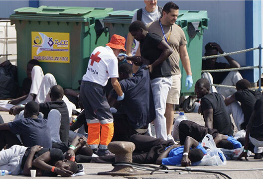 اعترضت عناصر الإنقاذ البحري الإسباني، يومه الأحد 02 يوليوز، قاربا للهجرة يحمل على متنه 65 مهاجرا، ضمنهم شخص فقد حياته أثناء الرحلة، فيما