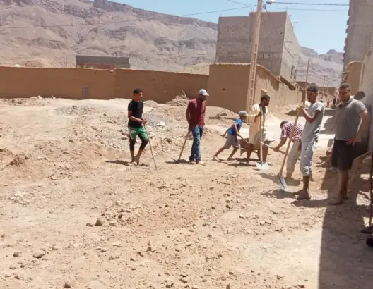 مبادرة شبابية تسهم في تعبيد وإنارة أزقة بضواحي زاكورة