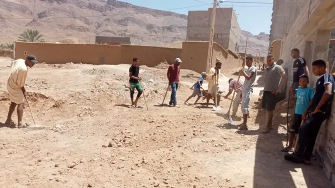 مبادرة شبابية تسهم في تعبيد وإنارة أزقة بضواحي زاكورة