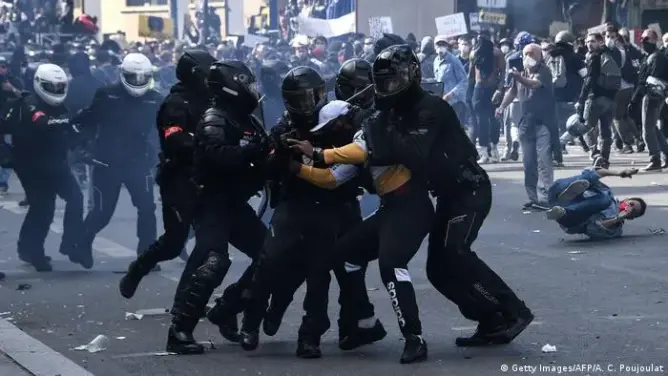 وسط إدانات دولية.. فرنسا تسجل رقما قياسيا في عدد المعتقلين بسجونها