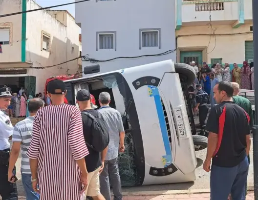 مكتظة بالركاب.. قتيل وجرحى في انقلاب حافلة للنقل الحضري بتطوان (صور)