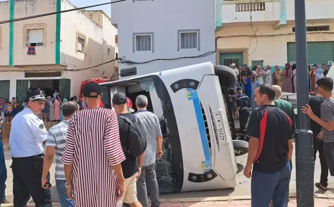 مكتظة بالركاب.. قتيل وجرحى في انقلاب حافلة للنقل الحضري بتطوان (صور)