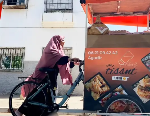 سيدة مغربية تكسر ثقافة “العيب” وتواجه شبح البطالة بعربتها المتنقلة
