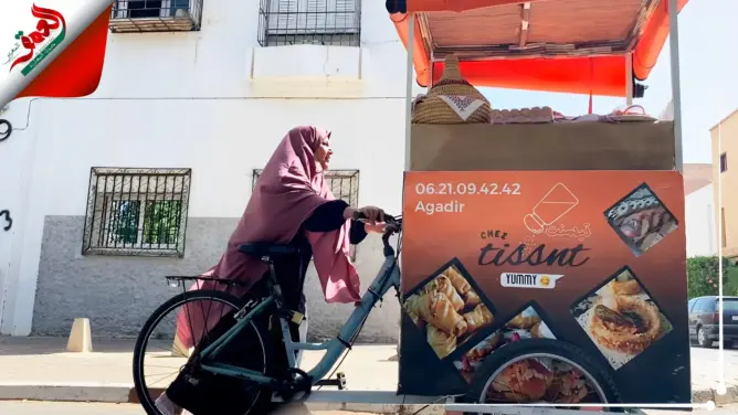 سيدة مغربية تكسر ثقافة “العيب” وتواجه شبح البطالة بعربتها المتنقلة